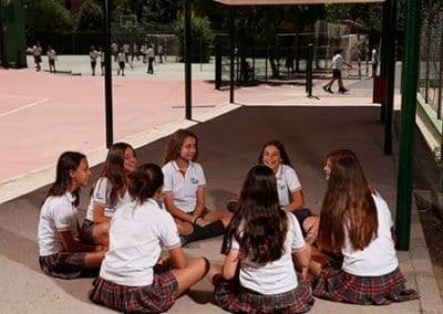 Patio de secundaria con uniforme en colegio privado en Las rozas