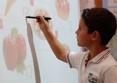 W-Niño-pizarra digital -primaria