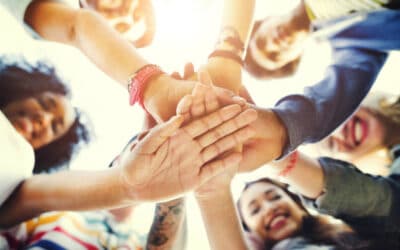 5 maneras de enseñar a los jóvenes a ser solidarios