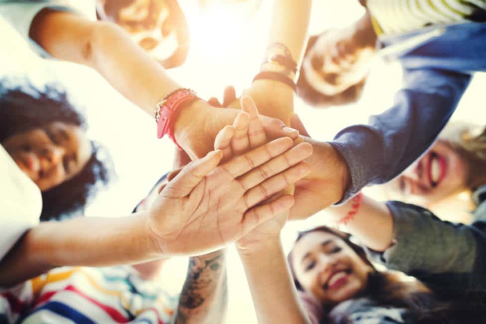 5 maneras de enseñar a los jóvenes a ser solidarios